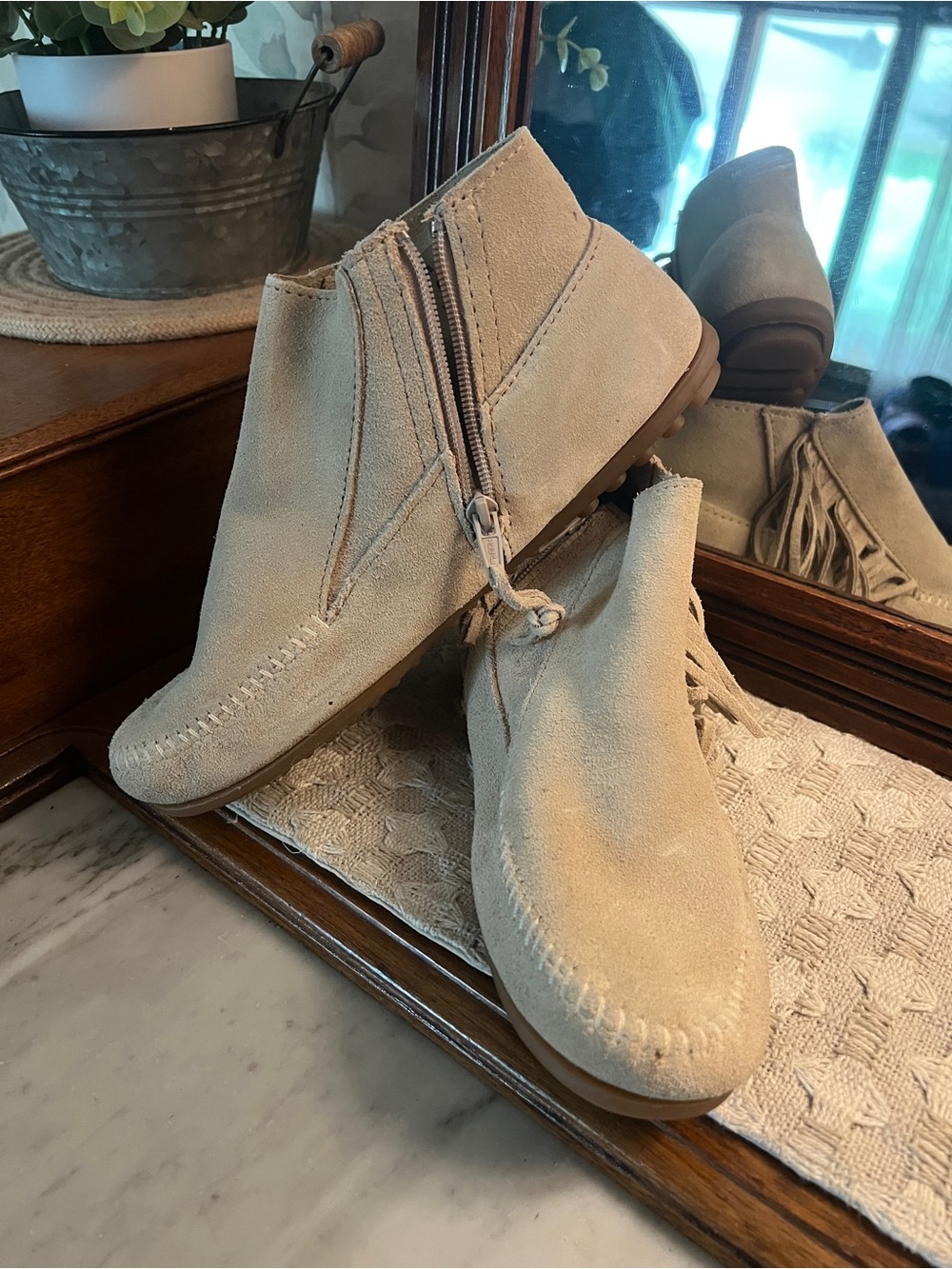 MINNETONKA Classic Lacy Suede Fringe Casual Ankle Boots Light Tan Women's Sz 8.5